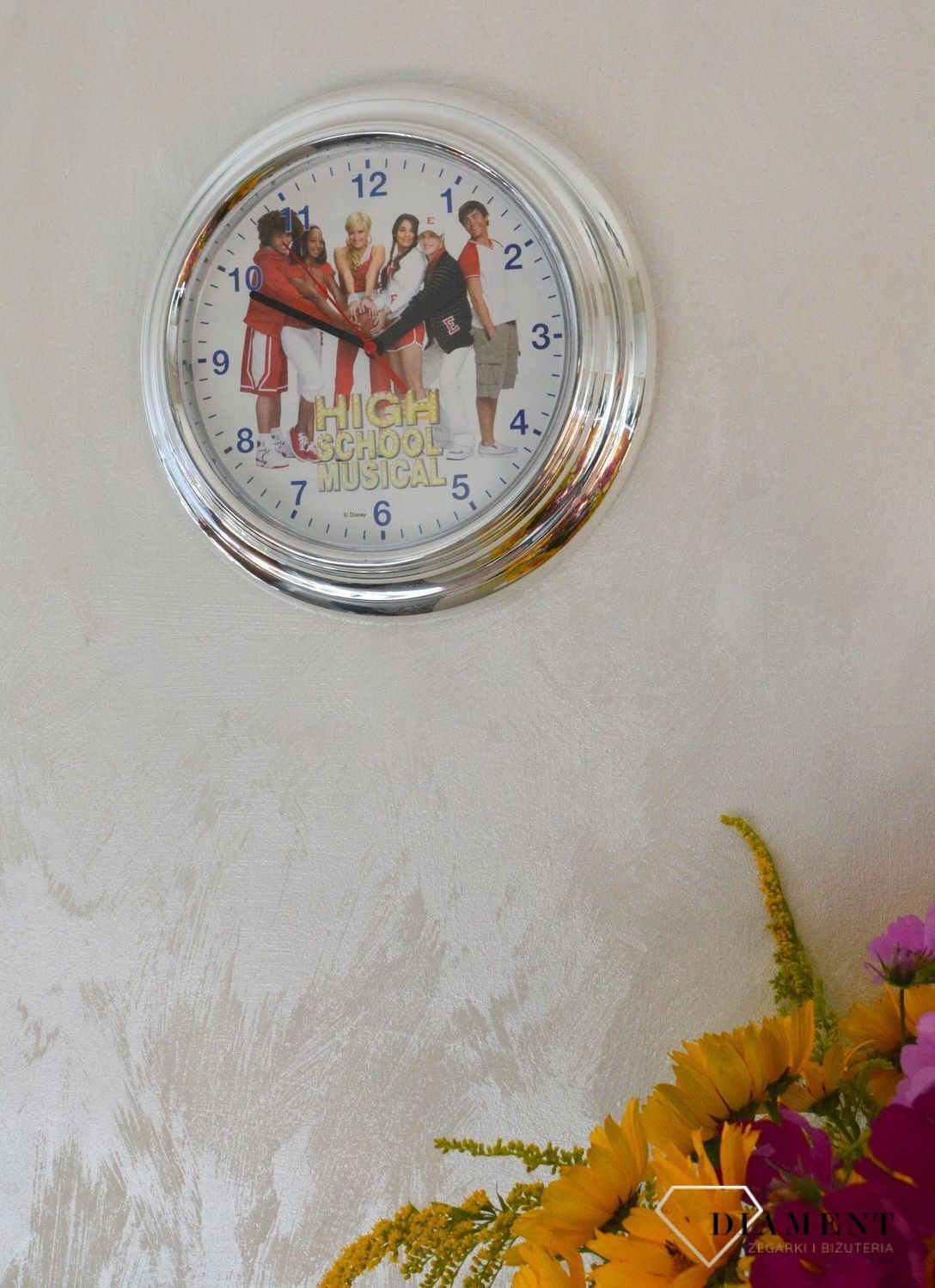 Zegar ścienny dla dziewczynki Disney 'High School Musical' H 521056 z kolekcji zegary ścienne dla dziewczynki. Zegary dla dziewczynki na ścianę. Zegary na ścianę dla dziecka w kolorze srebrnym. Zegar z Paris Hi (3).JPG